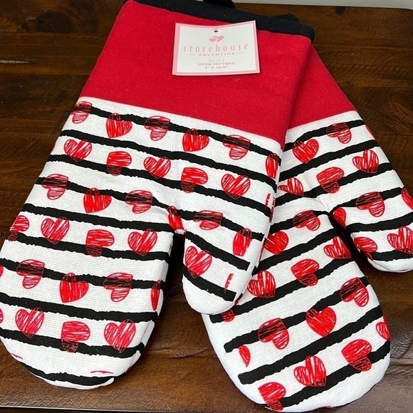 Storehouse Heart Oven Mitts set of 2 - Picture 3 of 5